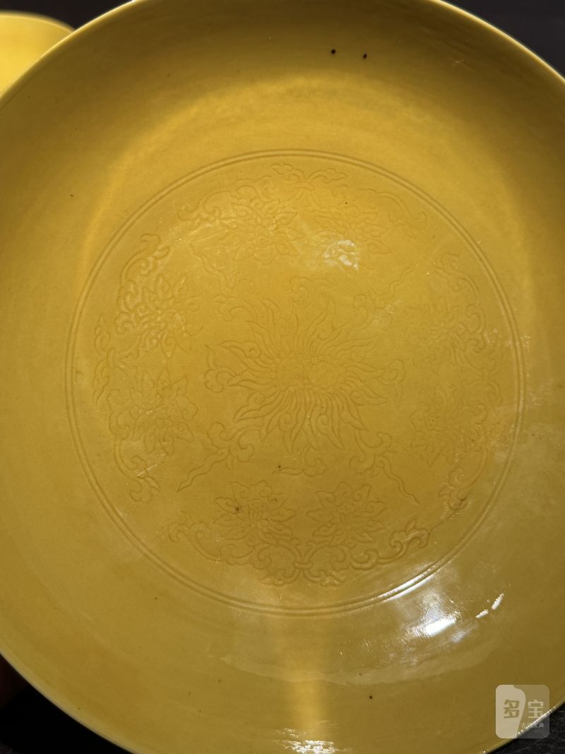 清雍正 黄地暗刻并蒂莲花纹盘一对 - 图6